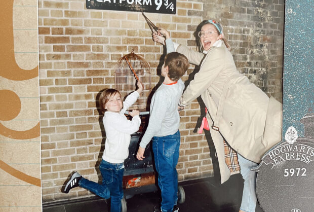 Mammastillgotit with kids at Harry Potter Platform 3/34, King's Cross